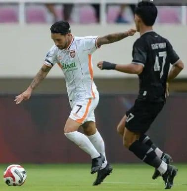 hasil_super_league_kalahkan_persis_10_borneo_fc_naik_ke_puncak_klasemen