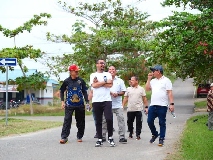 tinjau_kebersihan_kantor_opd_bupati_fery_sahputra_simatupang_pastikan_pelayanan_disdukcapil_berjalan_optimal