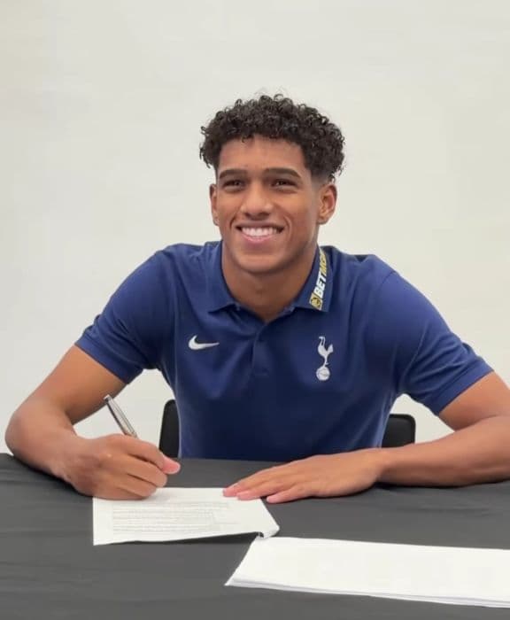 tottenham_datangkan_bek_sayap_muda_brasil_souza_dari_santos