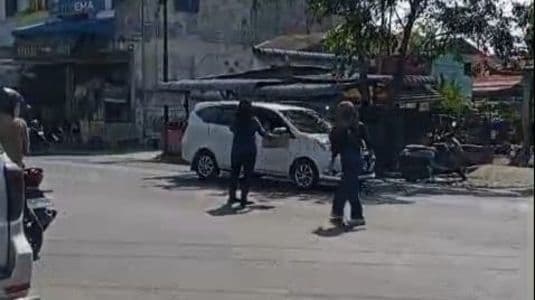 warga_bantu_korban_kebakaran_di_jalan_selebes_belawan