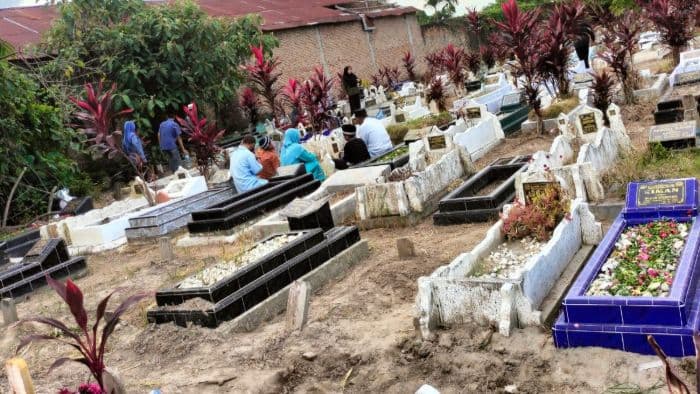 jelang_ramadan_peziarah_padati_makam_di_belawan