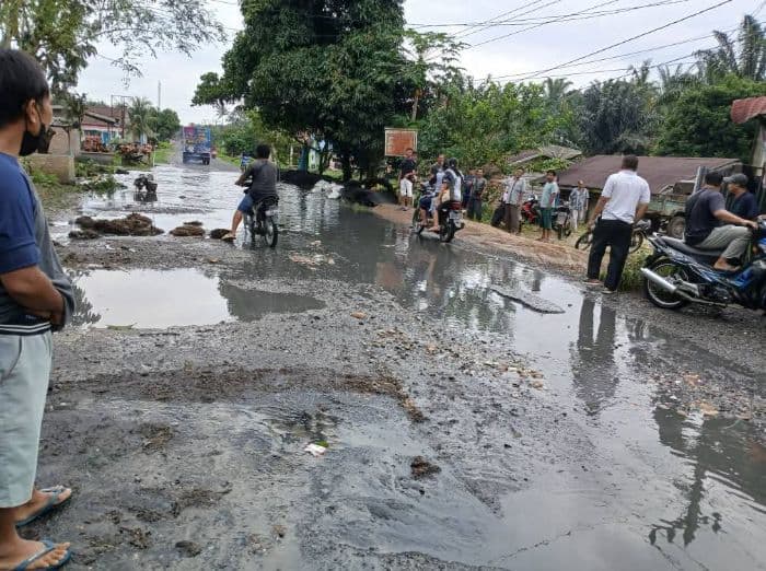 warga_keluhkan_jalan_provinsi_asahan_menuju_siantar_yang_rusak_parah
