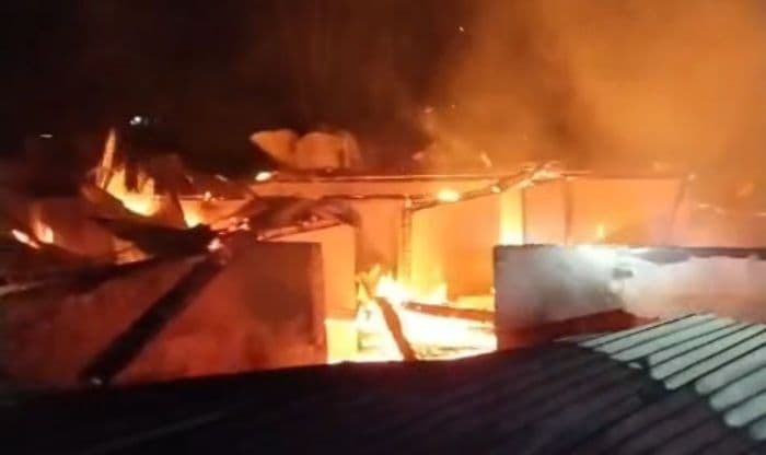 ditinggal_berobat_ke_rs_rumah_warga_di_sergai_terbakar_jelang_sahur_