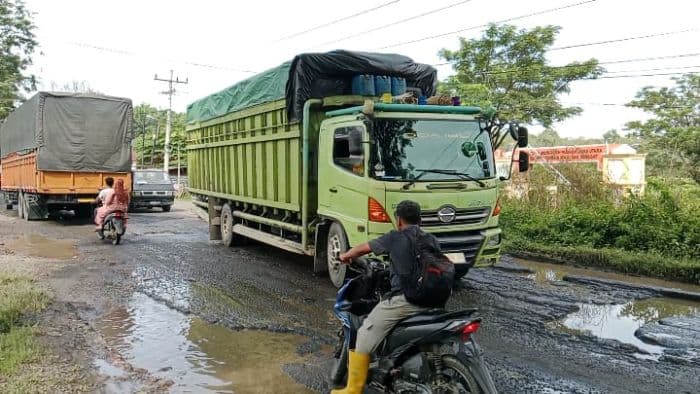 jalan_nasional_di_paluta_dipenuhi_lubang_menunggu_korban_dulu_baru_diperbaiki_