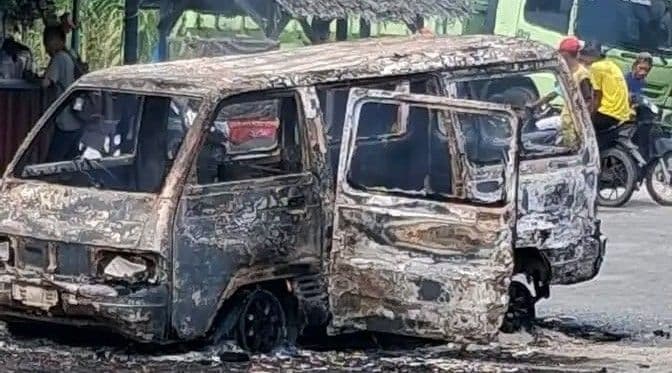 korsleting_baterai_minibus_carry_hangus_terbakar_di_spbu_pakam_raya_batu_bara_