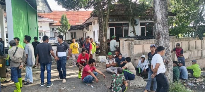 ratusan_pegawai_dlh_pematangsiantar_mogok_kerja_60_mobil_pengangkut_sampah_berhenti_beroperasi