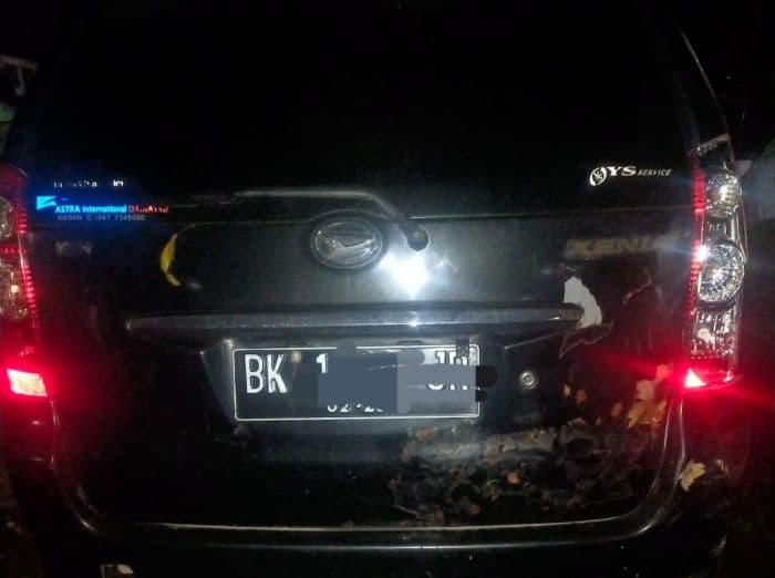 tabrak_mobil_parkir_di_bahu_jalan_kabupaten_dairi_pengendara_motor_tewas