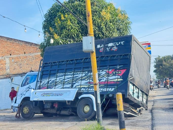 truk_terperosok_ke_selokan_di_jalan_lubuk_pakampantai_labu