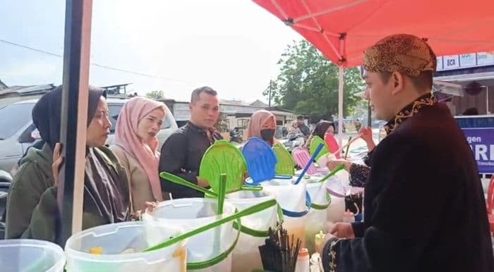 viral_pedagang_takjil_di_tanjung_pura_pakai_busana_adat_omzet_tembus_jutaan_per_hari
