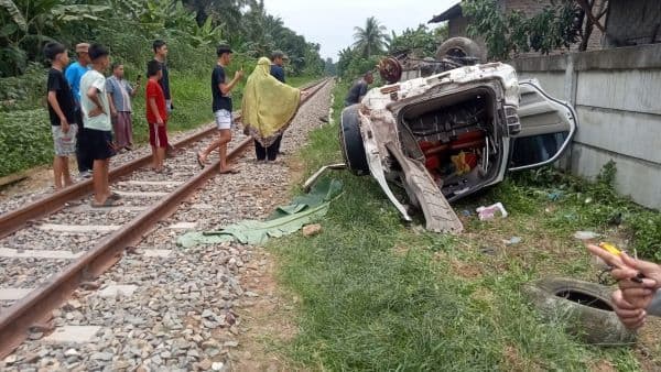 empat_orang_satu_keluarga_tewas_tertabrak_kereta_api_di_perlintasan_liar_asahan