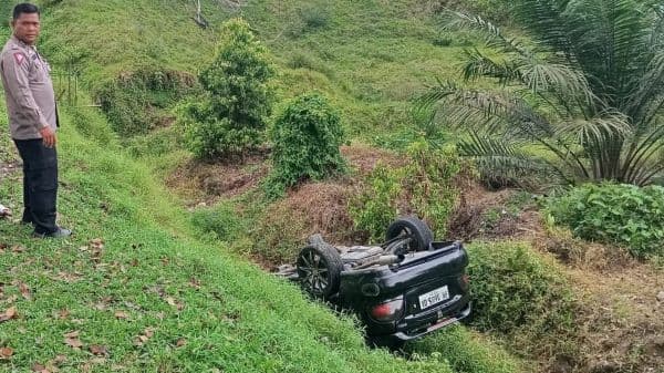 patah_as_mobil_sedan_terjun_ke_parit_kebun_lonsum_di_jalinsum_batu_bara