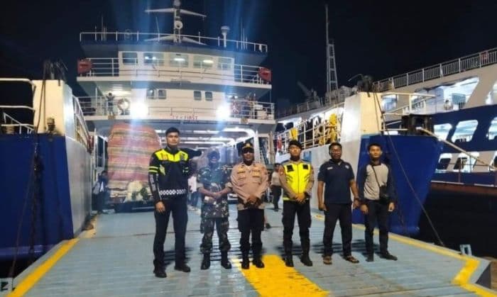penumpang_kapal_di_pelabuhan_sibolga_masih_normal