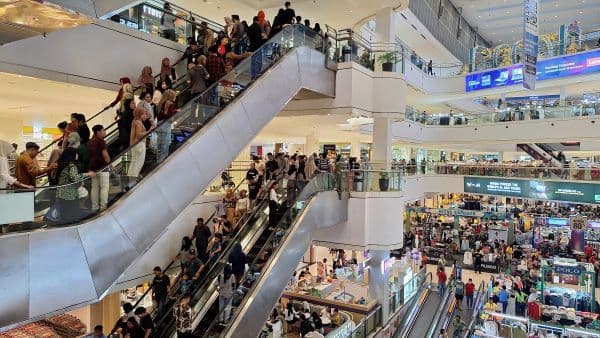 sepekan_jelang_lebaran_mall_di_medan_dipadati_pengunjung_belanja_baju_baru_