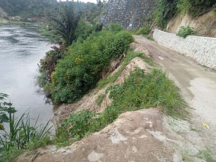 warga_keluhkan_jalan_longsor_di_siruar_tak_kunjung_diperbaiki
