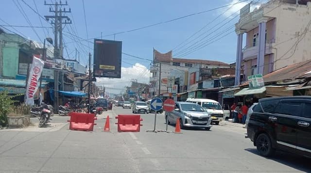 h3_lebaran_2026_jalinsum_toba_dipadati_kendaraan_wisatawan_pemburu_destinasi_danau_toba