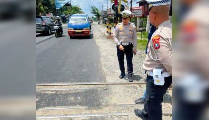 hatihati_ada_sejumlah_jalan_rusak_di_jalinsum_asahan