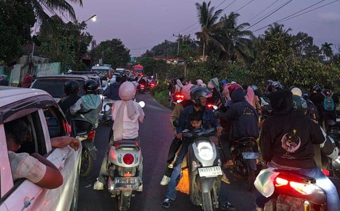 macet_parah_di_siantarsimalungun_tempuh_12_km_bisa_5_jam