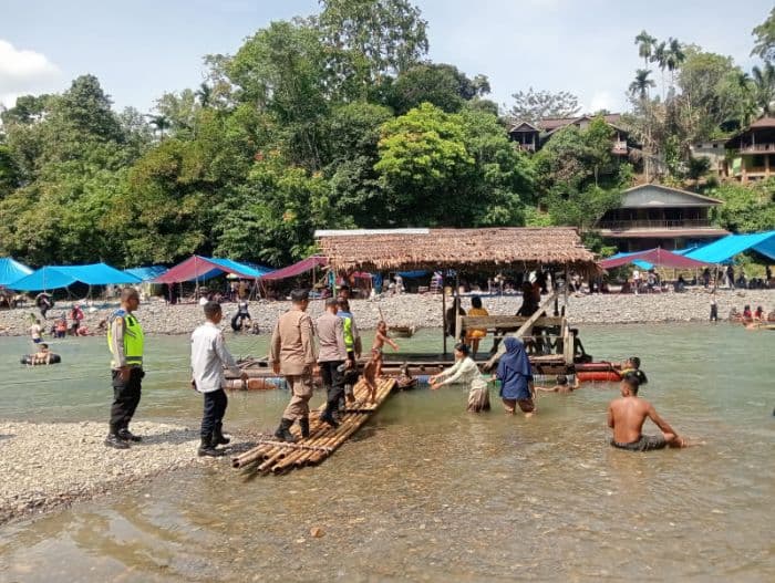 objek_wisata_tangkahan_diserbu_pengunjung_saat_libur_lebaran