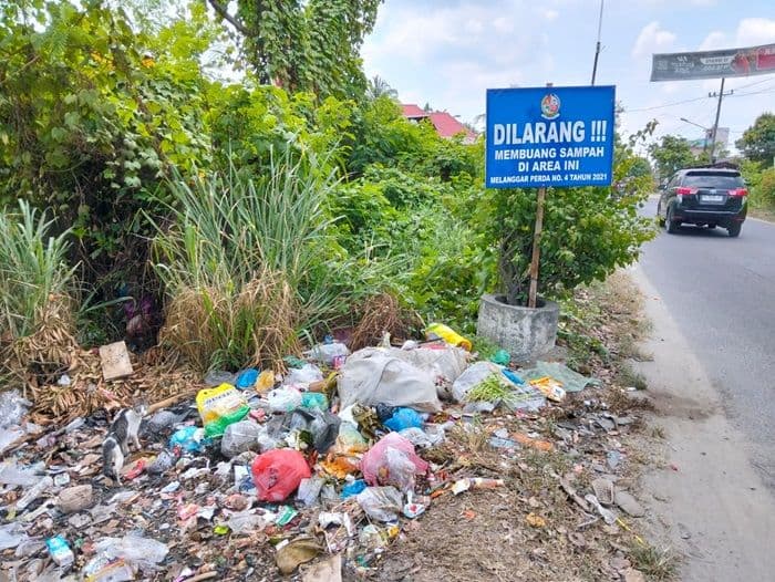 papan_larangan_sampah_di_desa_sekip_tersisa_pajangan_warga_masih_buang_sembarangan