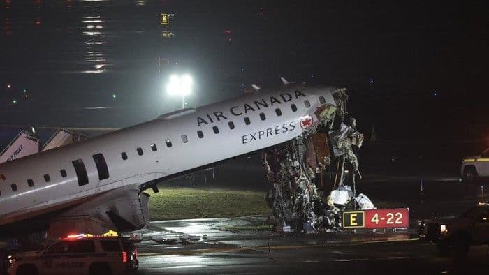 pesawat_air_canada_tabrakan_dengan_kendaraan_di_bandara_laguardia_penerbangan_terganggu