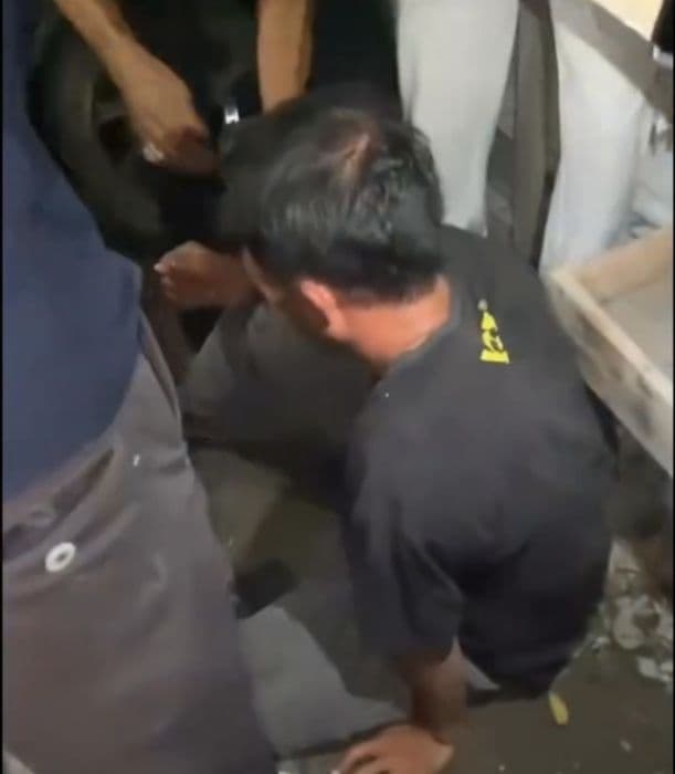 pria_paruh_baya_babak_belur_dihajar_warga_di_medan_saat_kepergok_mencuri_motor