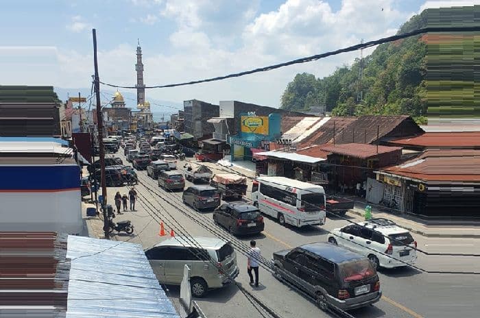 puncak_arus_lebaran_2026_parapat_macet_parah_hingga_nyaris_lumpuh_wisatawan_membludak_ke_danau_toba