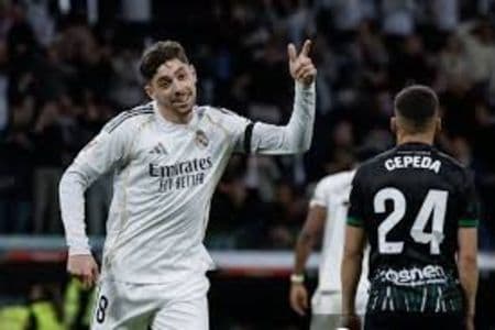 real_madrid_vs_atletico_madrid_32_vinicius_brace_los_blancos_menang_dramatis_meski_10_pemain