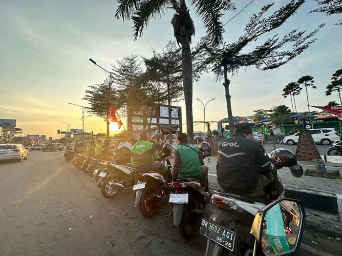 semangat_bertahan_ojol_medan_di_tengah_anyepnya_orderan_lebaran_2026