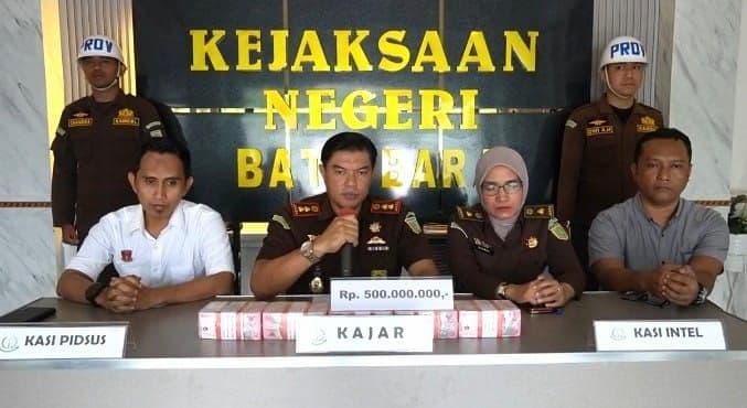 kejari_batu_bara_sita_rp500_juta_dari_tersangka_dugaan_korupsi_belanja_software