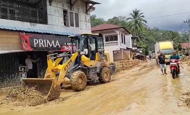 banjir_dan_longsor_terjang_simangumban_taput_tiga_rumah_terseret_air