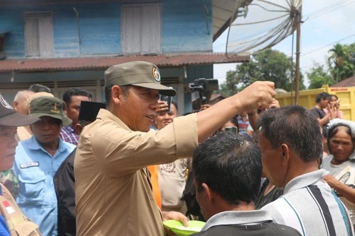 bupati_taput_tinjau_banjir_dan_longsor_di_simangumban_196_rumah_terdampak