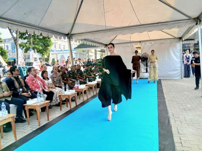 hut_ke155_kota_pematangsiantar_fashion_show_etnika_moderna_jadi_panggung_kebangkitan_umkm_dan_ekraf