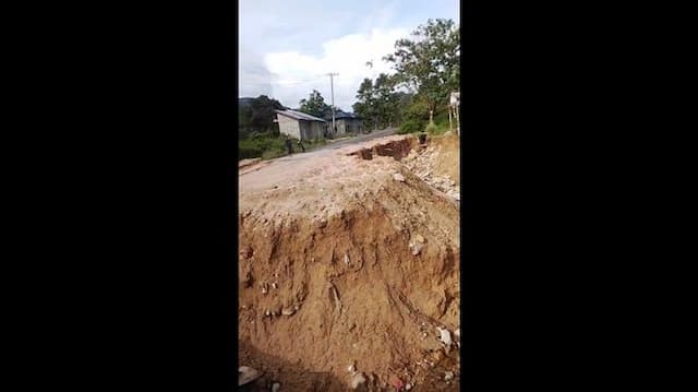 jalan_sibuluansihaporas_nyaris_putus_warga_khawatir_akses_lumpuh