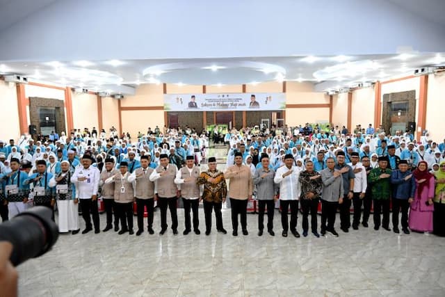 lepas_keberangkatan_kloter_2_haji_asal_langkat_bobby_nasution_tekankan_kebersamaan_dan_kekompakan