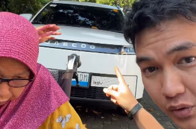 perjuangan_aldi_taher_rawat_ibu_pasca_stroke_di_tengah_kesibukan_jualan_burger