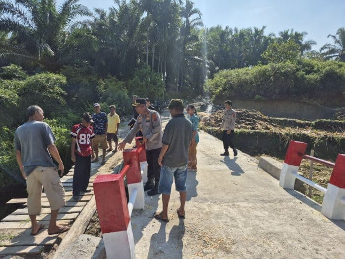 polres_simalungun_bangun_jembatan_merah_putih_presisi_hubungkan_dua_dusun