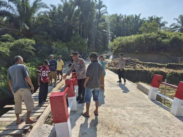 polres_simalungun_bangun_jembatan_merah_putih_presisi_hubungkan_dua_dusun
