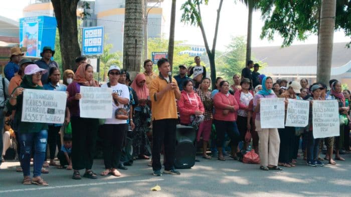 ratusan_warga_penungkiren_demo_di_kantor_bupati_deli_serdang_desak_kades_dicopot