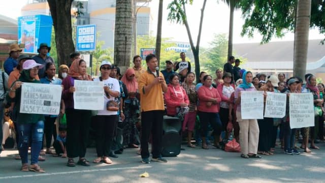 ratusan_warga_penungkiren_demo_di_kantor_bupati_deli_serdang_desak_kades_dicopot