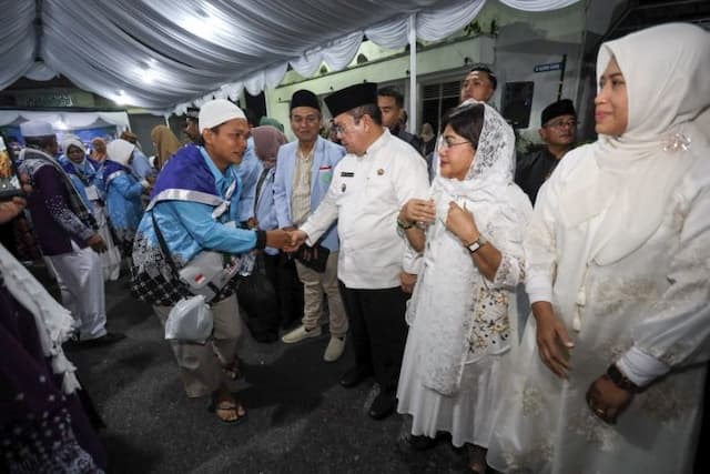 talbiyah_fajar_iringi_keberangkatan_110_calon_jamaah_haji_pematangsiantar_ke_tanah_suci