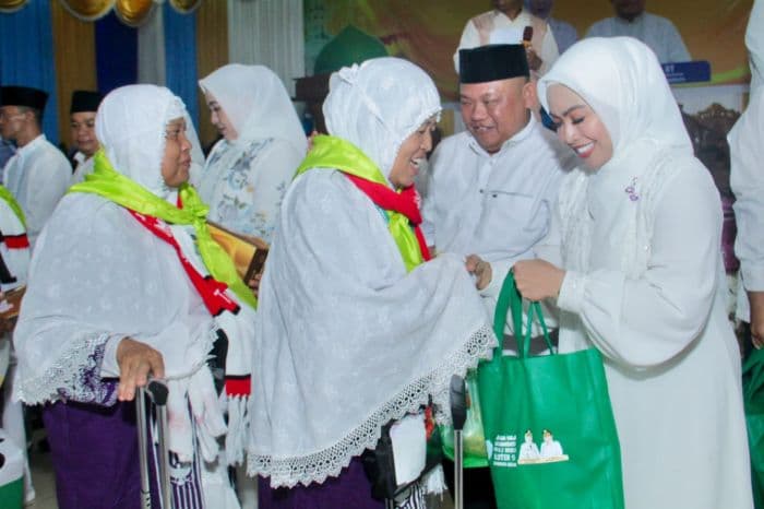 lepas_360_calhaj_bupati_maya_titip_doa_agar_labuhanbatu_diberi_keberkahan