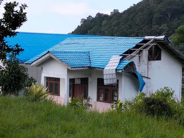 atap_perpustakaan_sd_negeri_di_deli_serdang_rusak_diterjang_angin_kencang