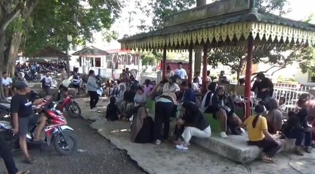 blackout_sumatera_ratusan_warga_di_stabat_serbu_plaza_telkom_untuk_cas_handphone
