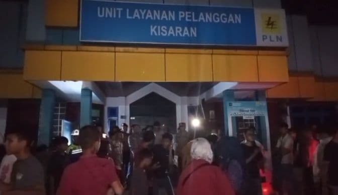 listrik_padam_di_asahan_warga_datangi_pln_kisaran