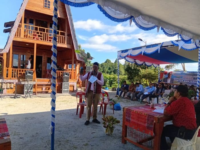 pantur_banjarnahor_serap_aspirasi_petani_humbahas_dan_bagikan_bibit_aren