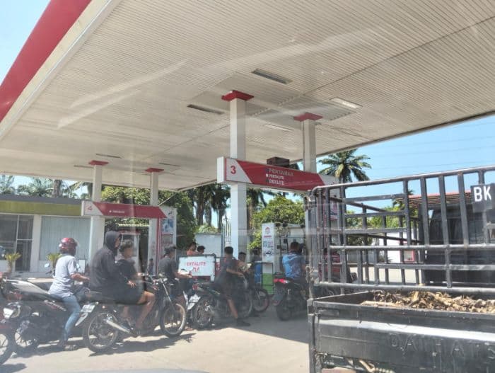 ramairamai_warga_deli_serdang_antre_di_spbu_beli_bbm_untuk_genset