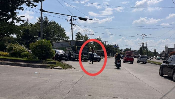 traffic_light_padam_di_medan_pak_ogah_atur_lalu_lintas_saat_polisi_berteduh