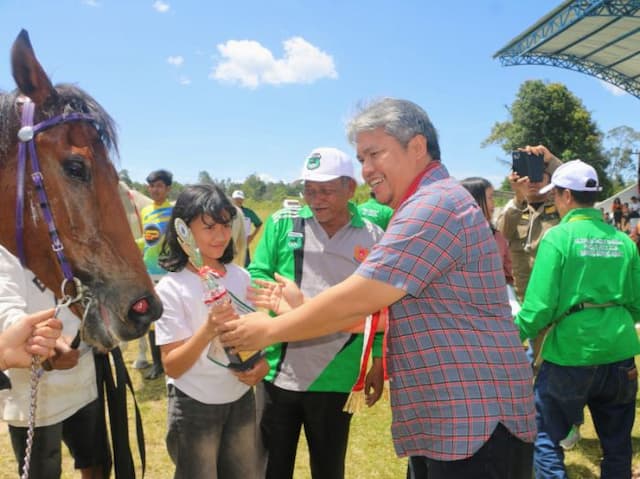 wabup_taput_buka_kejurnas_pacuan_kuda_2026_di_siborongborong
