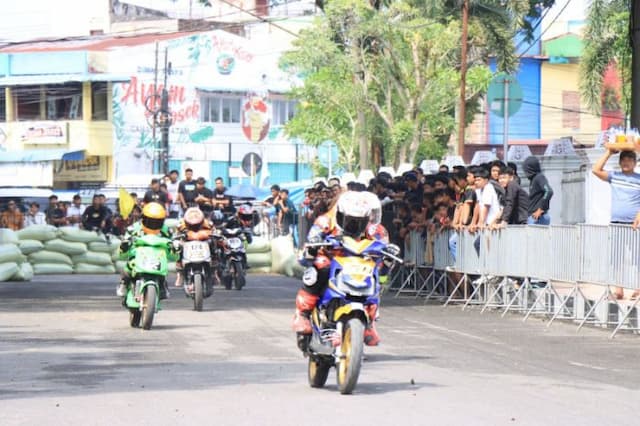 agung_pembalap_asal_jambi_sabet_juara_umum_roadrace_championship_binjai_2025