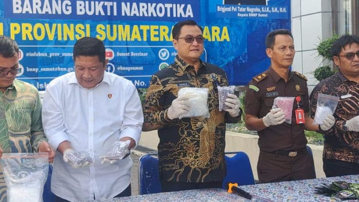 bnnp_sumut_musnahkan_28_kg_sabu_dan_6674_butir_ekstasi_dari_11_tersangka
